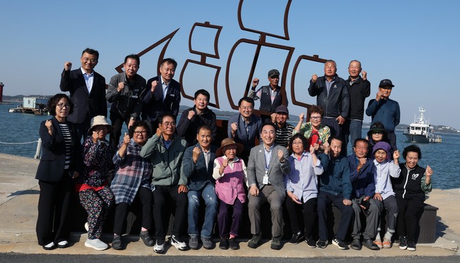 박수현 충남지사가 10일 보령 고대도·원산도를 찾아 항만 개발사업 추진 상황과 섬비엔날레 준비 현장을 점검 후 주민들과 함께 기념촬영을하고 있다. ⓒ 충남도