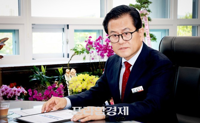 '어린이 안전관리 관련 조례' 제정을 취임 1호로 결재하고 있는 엄승용 보령시장. = 오영태 기자