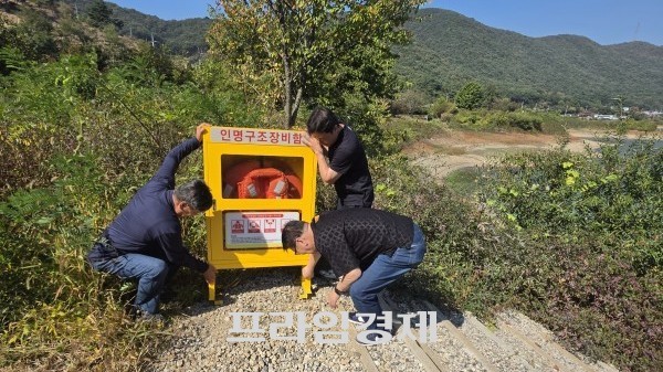 청라내수면어업계원들이 청천저수지에 인명구조대를 설치하고 있다. ⓒ 프라임경제