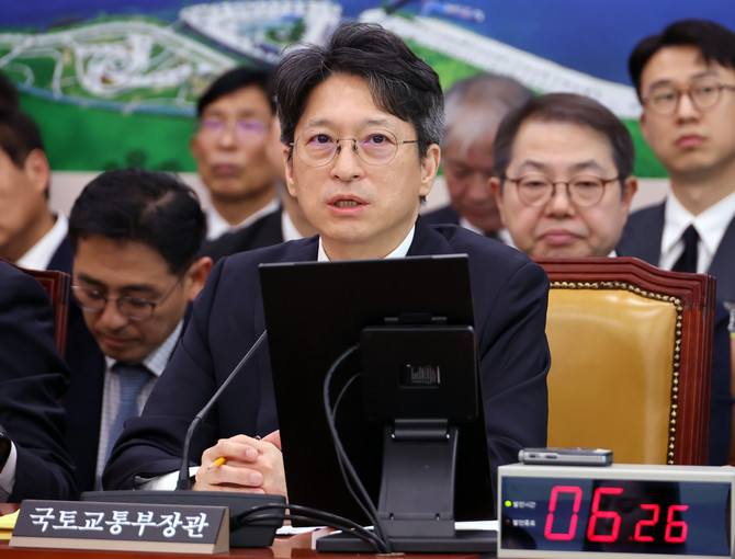 홍지선 국토교통부 장관이 지난 7일 국회 국토교통위원회에서 열린 국토교통부 등에 대한 국정감사에서 의원 질의에 답하고 있다. ⓒ 연합뉴스