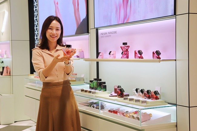 광주신세계 판매사원이 새롭게 오픈한 '프라다뷰티' 매장에서 향수를 선보이고 있다. Ⓒ 광주신세계