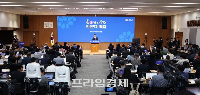 박수현 충남지사는 12일 취임 100일 기자회견에서 자신이 만든 표현인 '양종옥전'을 통해 취임 100일의 의미를 설명하고 있다. = 오영태 기자
