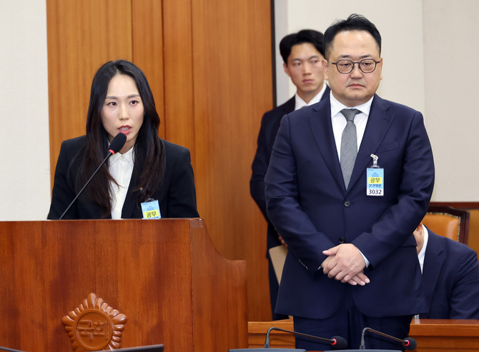 주성원 쿠팡 총괄부사장(왼쪽)이 지난 12일 국회에서 열린 정무위원회 국정감사에서 위원 질의에 답하고 있다. ⓒ 연합뉴스