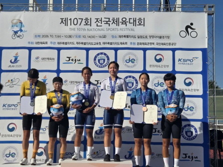 광주체고 학생들이 사이클 메디슨 단체전 동메달을 획득한 뒤 기념 촬영하고 있다. Ⓒ 프라임경제