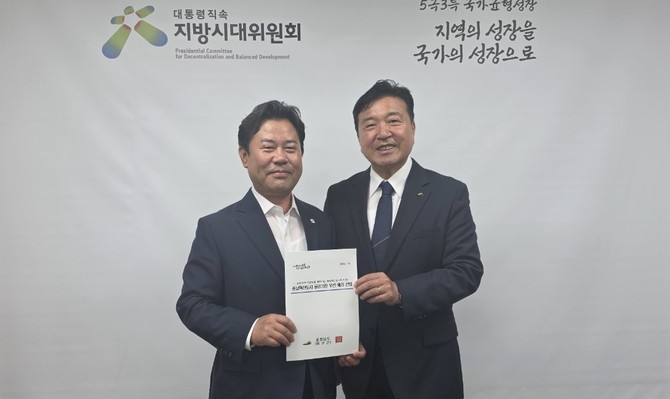 지난 13일 최재구 예산군수와 박정현 신임 지방시대위원장이 면담 후 기념촬영을 하고 있다. ⓒ 예산군