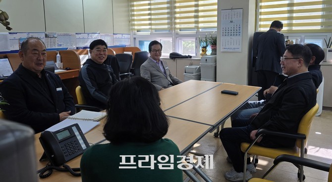 엄승용 보령시장이 14일 시청 기자실을 방문해 출입기자들과 환담을 나누고 있다. =오영태 기자