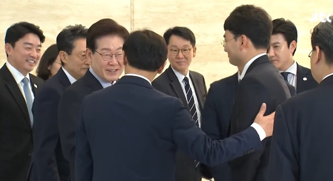 지난 13일 이재명 대통령이 HMM 부산 본사 제막식에 참석해 전정근 HMM해상노조위원장 등 직원들을 격려하고 있다. ⓒ Jtbc 뉴스룸 방송 갈무리
