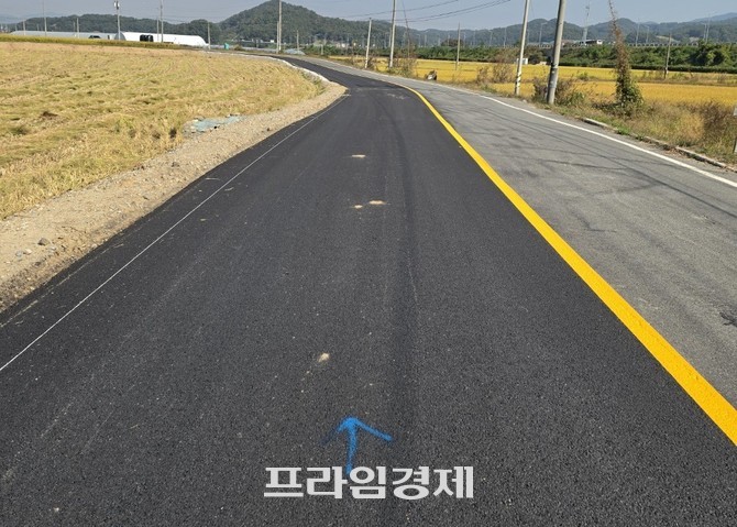 되메우기 공정에서 모래를 사용하지 않은 구간을 화살표로 표시하고 있다. ⓒ 프라임경제