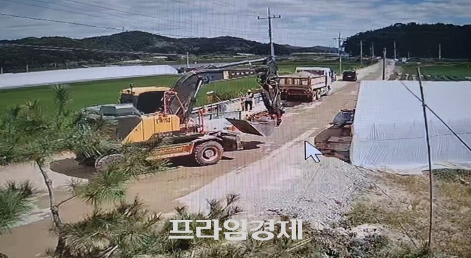 LNG배관 매설 작업에서 다짐 공정을 시행하지 않고 되메우기 하고 있는 모습(포장공사 전). ⓒ 프라임경제