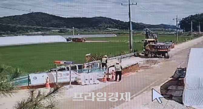 LNG배관 매설 작업에서 다짐 공정을 시행하지 않고 되메우기 하고 있는 모습(포장공사 전). ⓒ 프라임경제