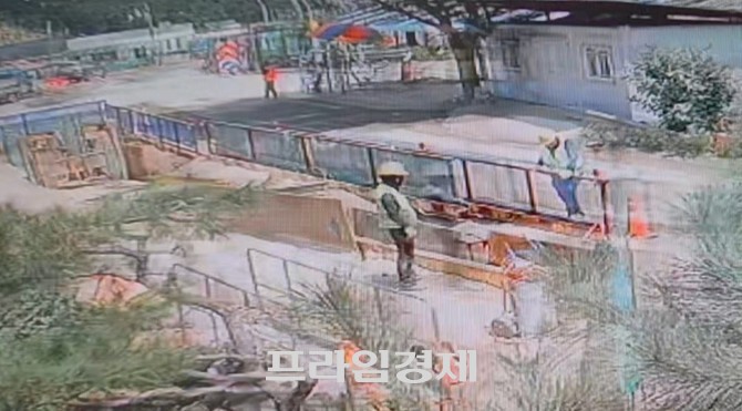 LNG배관 매설 작업에서 다짐 공정을 시행하지 않고 되메우기 하고 있는 모습(포장공사 전). ⓒ 프라임경제