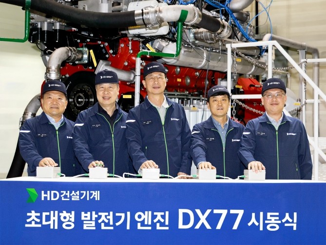 HD건설기계가 군산 캠퍼스에서 DX77 발전용 디젤 엔진 시동식을 진행했다. ⓒ HD건설기계