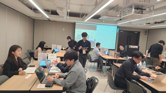 밋업을 위해 마련된 공간에서 스타트업 관게자와 유관기관 담당자들이 협력 가능성을 논의하고 있다 = 최지성 기자