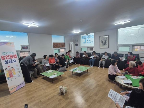 대구 달성군이 15일 북부노인복지관에서 운영한 ‘찾아가는 통합돌봄 상담소’에서 담당자들이 어르신들을 대상으로 의료·요양·돌봄 서비스 상담을 진행하고 있다. 달성군은 돌봄이 필요한 주민을 현장에서 발굴하고 맞춤형 지원을 연계해 복지 사각지대 해소에 나서고 있다. ⓒ 달성군