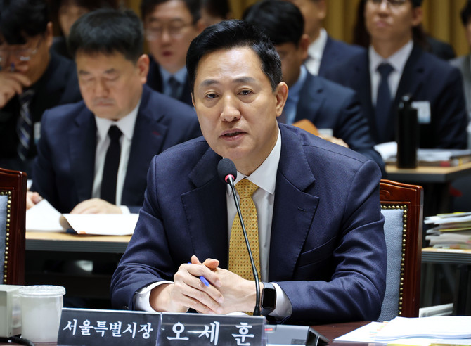 오세훈 서울시장이 15일 서울시청에서 열린 행정안전위원회 국정감사에서 위원 질의에 답하고 있다. ⓒ 연합뉴스