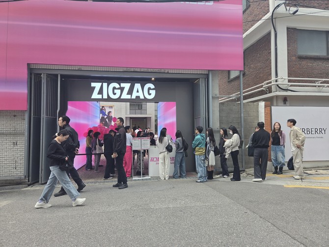 지난 15일 서울 성수동 앤더슨씨 성수에서 사전 공개된 '지그재그 익스프레스' 팝업스토어 입구. = 이인영 기자