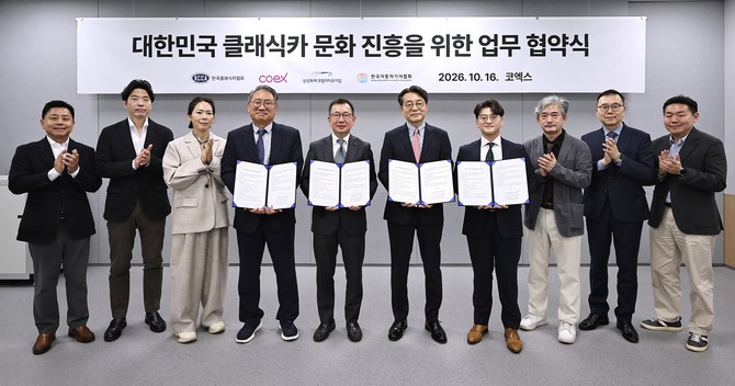 협약식 종료 후 각 기관 관계자들이 단체 사진을 촬영하고 있다. ⓒ 한국자동차기자협회