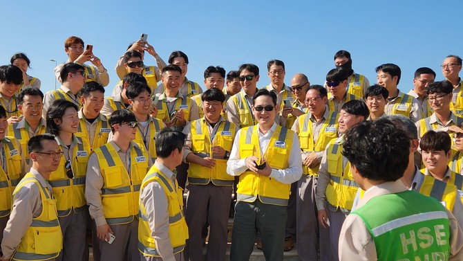 지난 2022년 12월6일(현지 시각) 아랍에미리트(UAE)에 위치한 바라카 원자력 발전소 건설 현장에 방문한 이재용 삼성전자 회장이 건설 현장을 둘러보고 임직원들을 격려하고 있다. ⓒ 삼성전자