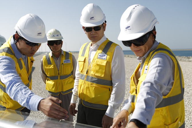 지난 2022년 12월6일(현지 시각) 아랍에미리트(UAE)에 위치한 바라카 원자력 발전소 건설 현장에 방문한 이재용 삼성전자 회장이 건설 현장을 둘러보고 임직원들을 격려하고 있다. ⓒ 삼성전자