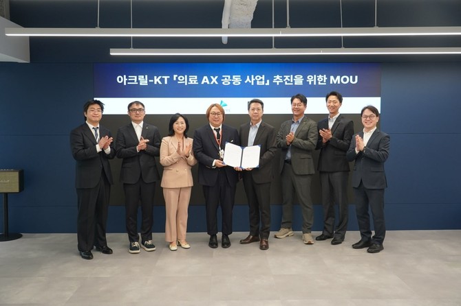(왼쪽부터) 박상현 아크릴 매니저, 고의열 아크릴 이사, 신현경 아크릴 부대표, 박외진 아크릴 대표이사, 노형래 KT 기업사업본부장, 장용우 KT 상무, 김완수 KT 팀장, 이종일 KT 부장. ⓒ 아크릴