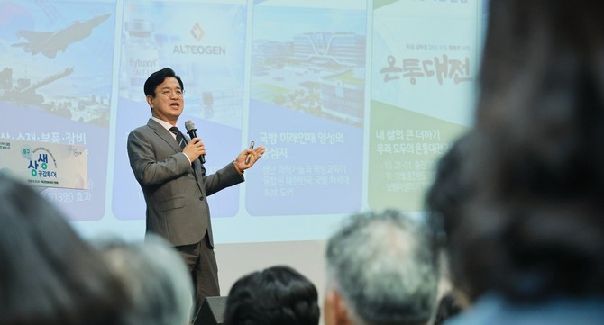 허 시장이 21일 중구에서 민선 9기 두 번째 자치구 상생공감투어를 열고 시민들과 지역 현안을 설명하고 있다. ⓒ 대전시