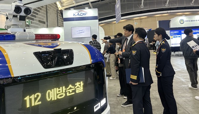 정광복 KADIF 사업단장이 경찰관계자들에게 미래치안 순찰차 3종에 대해 설명하고 있다. ⓒ KADIF