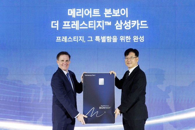22일 엔헤이븐에서 진행된 출시 기념 행사에서 김대순 삼성카드 마케팅본부장·부사장(오른쪽), 존투미(John Toomey) 메리어트 인터내셔널 아시아 태평양 부문 부사장(왼쪽)이 '메리어트 본보이 더 프레스티지 삼성카드'를 소개하고 있다. ⓒ 삼성카드