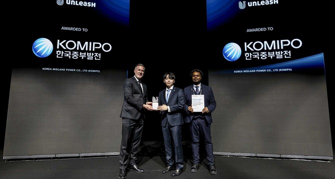 지난 22일 프랑스 파리에서 열린 글로벌 인적자원개발(HRD) 컨퍼런스 'UNLEASH World 2026'에서 'UNLEASH Award'를 수상 후 기념촬영을 하고 있다. ⓒ 중부발전