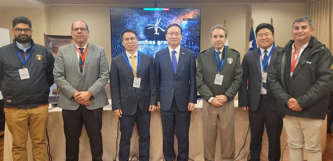산림청은 20일부터 23일까지 주칠레 대한민국 대사관이 주관한 한-칠레 산불예방 및 대응 협력 세미나를 개최 후 기념촬영을 하고 있다. ⓒ 산림청