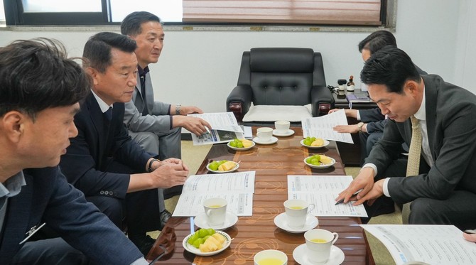 유승광 군수가 지난 22일 지역구 장동혁 국회의원을 만나 지역 발전을 위한 10대 핵심 현안을 설명하고 있다. ⓒ 서천군