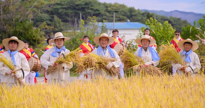 23일 '전통 농경문화 계승 손 벼베기 행사'를 개최 후 김홍열 군수와 관계자들이 기념촬영을 하고 있다. ⓒ 청양군