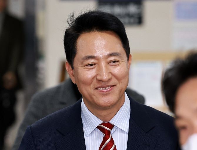 오세훈 서울시장이 서울시장직 유지 여부가 달린 '명태균 여론조사 대납 의혹' 항소심 선고일인 23일 서울 서초구 서울고법에 도착해 법정으로 향하고 있다. ⓒ 연합뉴스