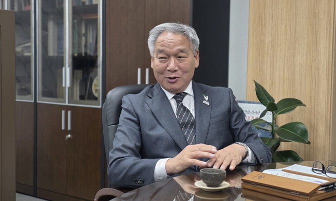 23일 부여군청 군수실에서 프라임경제와 인터뷰를 진행하고 있는 이용우 부여군수. =오영태 기자