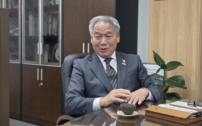 23일 부여군청 군수실에서 프라임경제와 인터뷰를 진행하고 있는 이용우 부여군수. =오영태 기자
