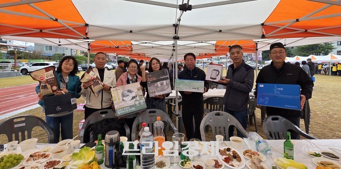 지난 24일 열린 '2026년 대남총동문체육대회'에서 2027년 주관 기수 동문들이 함께 게임에 참여해 경품을 수상 후 기념촬영을 하고 있다. = 오영태 기자