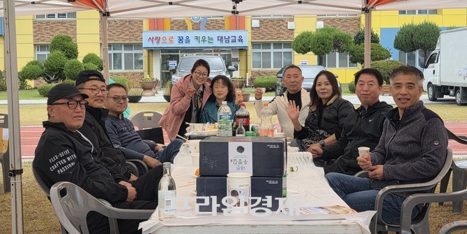 지난 24일 열린 '2026년 대남총동문체육대회'에서 2027년 주관 기수들이 기념촬영을 하고 있다. = 오영태 기자