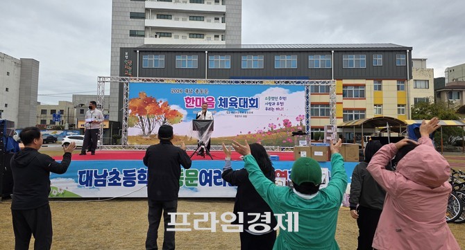 지난 24일 열린 '2026년 대남총동문체육대회'에서 한 동문이 노래자랑에 참여해 열창하고 있다. = 오영태 기자