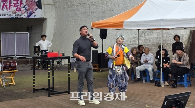 지난 25일 충남 보령시 성주면 개화공원 특설무대에서 열린 '2026 울동네 콩쿨대회'에서 한 관광객이 열창하고 있다. =오영태 기자