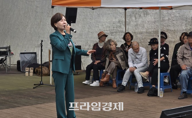 지난 25일 개화공원 특설무대에서 열린 '2026 울동네 콩쿨대회'에서 보령 출신 백지현 가수가 축하 공연을 펼치고 있다. =오영태 기자