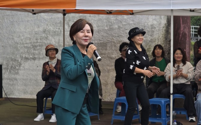 백지현 가수가 축하 공연에서 노래를 부르고 있다. ⓒ 프라임경제