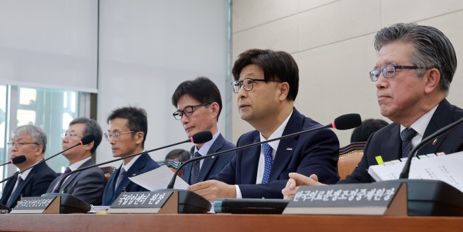성창현 보건복지부 보건산업정책국장은 지난 20일 보건산업진흥원 등에 대한 국회 보건복지위원회 국정감사에서 국내 의사과학자 양성을 제도적으로 지원하기 위한 법적 근거 마련을 검토한다고 밝혔다. © 연합뉴스