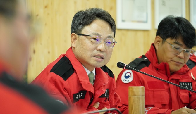 박은식 산림청장(왼쪽)이 26일 산림청 상황실에서 산불재난 대응태세를 점검하고 있다. ⓒ 산림청