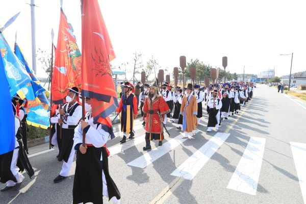 지난해 열린 울진 수토문화제에서 조선시대 수토사들의 울릉도·독도 수호 활동을 기리기 위한 뱃길 재현 행사가 진행되고 있다. ⓒ 울진군
