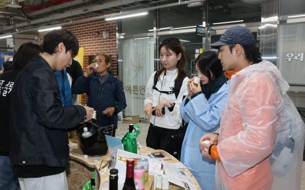 의성 술래길 전통주 축제 & 미식영화제를 찾은 관광객들이 지역 농산물로 빚은 다양한 전통주를 시음하며 의성 우리술의 풍미를 즐기고 있다. ⓒ 의성군