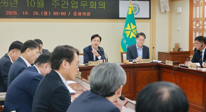 허태정 대전시장이 26일 주간업무회의를 주재하고 주요 시정 현안과 정책 추진 방향을 논의하고 있다. ⓒ 대전시