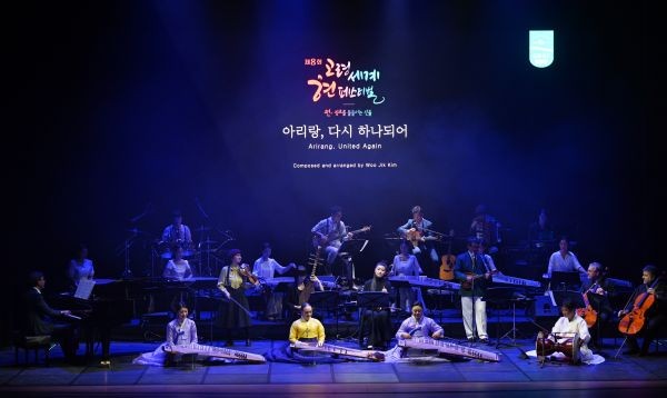제8회 고령세계현페스티벌에서 전 출연진이 함께 '아리랑, 다시 하나되어'를 연주하며 국경과 장르를 넘어 음악으로 하나 되는 화합의 무대를 선보이고 있다. ⓒ 고령군