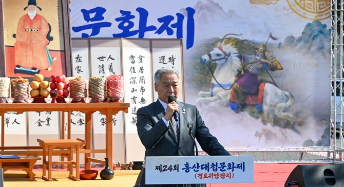 '제24회 홍산대첩문화제'에서 이용우 군수가 축사를 하고 있다. ⓒ 부여군