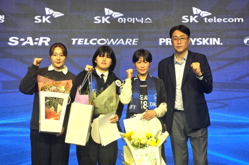 광주도시공사 여자핸드볼팀(왼쪽부터 연지현 선수, 정다호, 이수아, 박성립 감독). ⓒ 광주시체육회