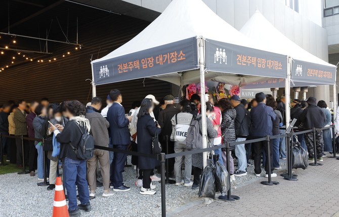 견본주택 입장을 기다리고 있는 방문객들. Ⓒ 반도건설
