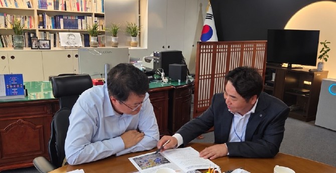 지난 27일 오세현 아산시장이 정부세종청사를 방문해 김대현 문화체육관광부 제2차관과 면담을 하고 있다. ⓒ 아산시